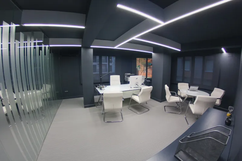 Otro despacho de la sede, con su mesa de trabajo y la mesa redonda para atender a los clientes