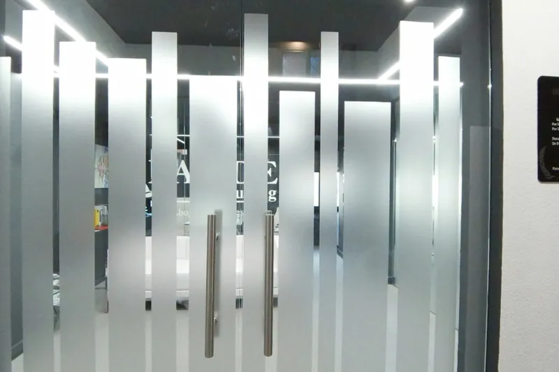 La puerta de cristal con franjas de la entrada del despacho