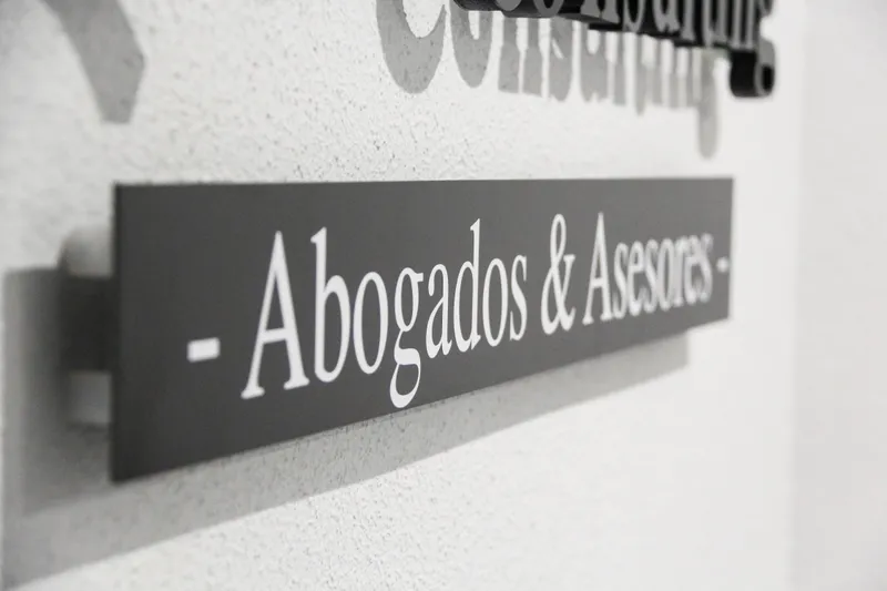 Detalle de la placa «Abogados & Asesores» del rótulo