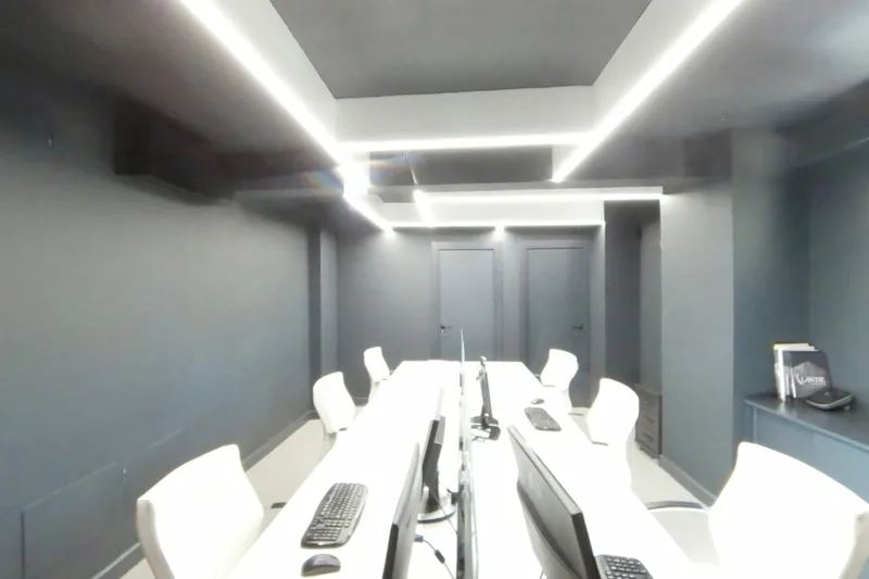La zona de puestos de trabajo, con mesas blancas y ordenadores