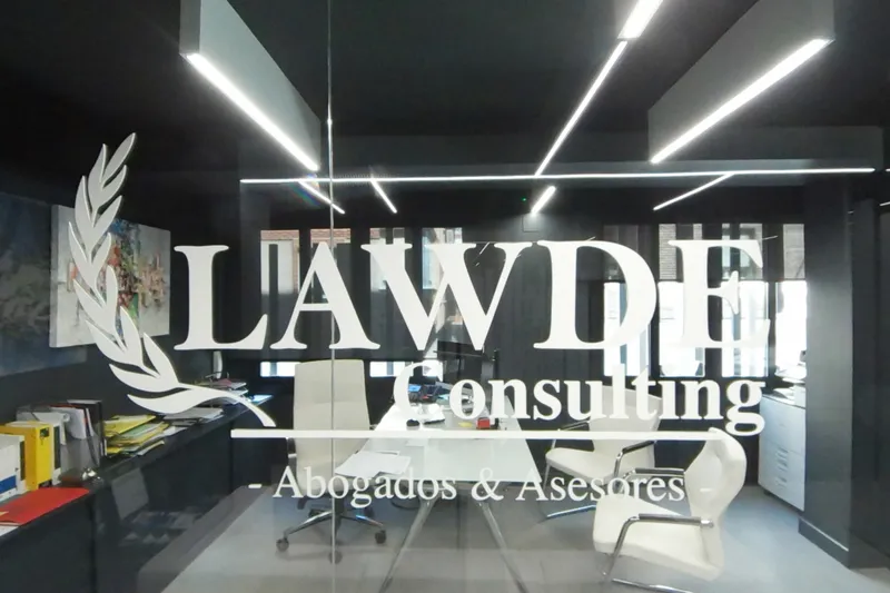 La recepción vista desde la entrada, tras el cristal con el logotipo de LAWDE