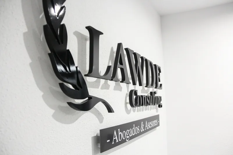 El rótulo de LAWDE Consulting, Abogados & Asesores, en la pared blanca