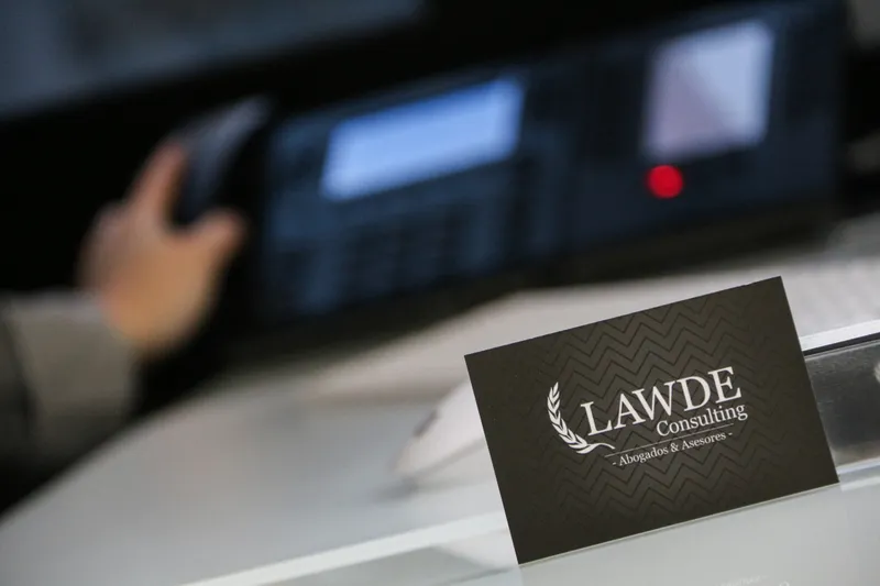 Tarjeta de visita negra de LAWDE sobre una mesa blanca